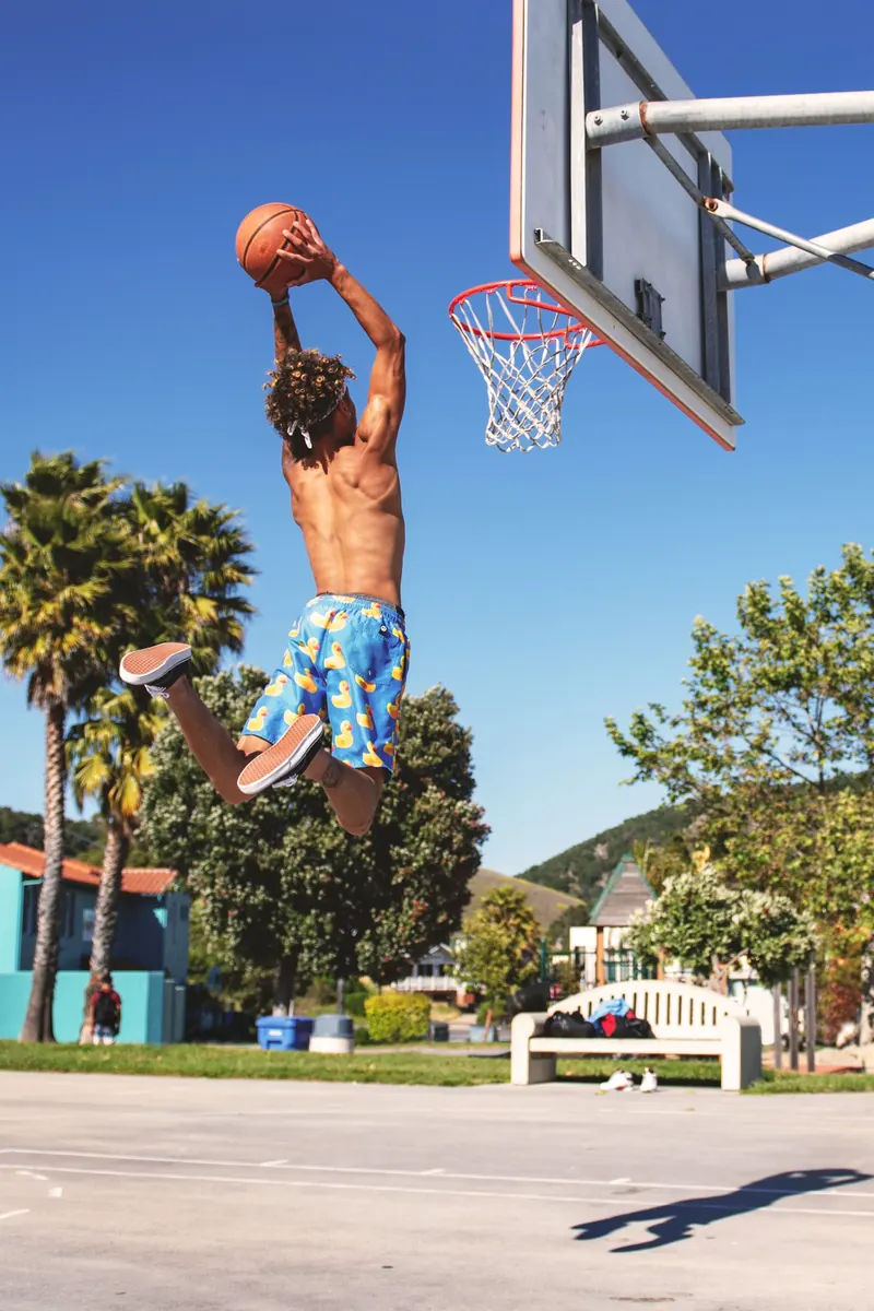 Jugador de baloncesto saltando para hacer un mate